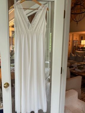 VINTAGE size S Miss Elaine Ivory Lace-Trim Nightgown.. Elegant, timeless. GUC💕